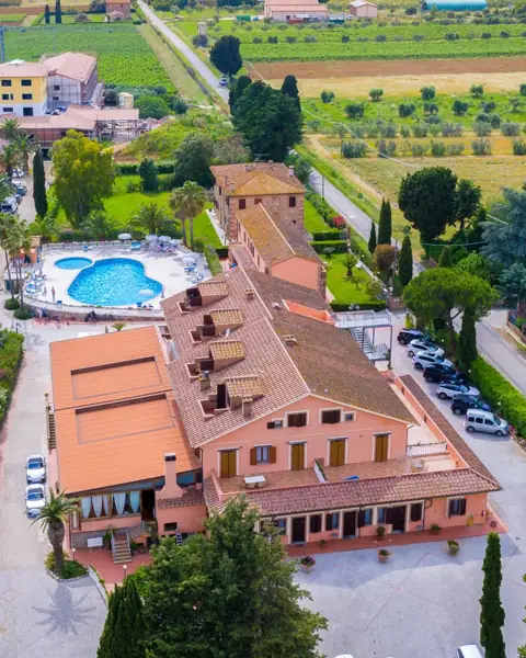 Veduta aerea di Tenuta Elisabetta, tra il verde della campagna di Cecina